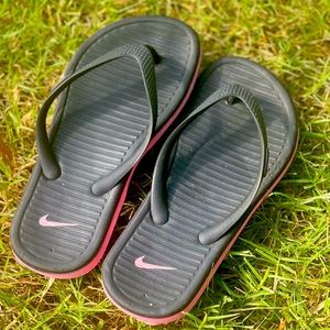 Nike pink black flip flops youth kids 1.5 8 inches in length